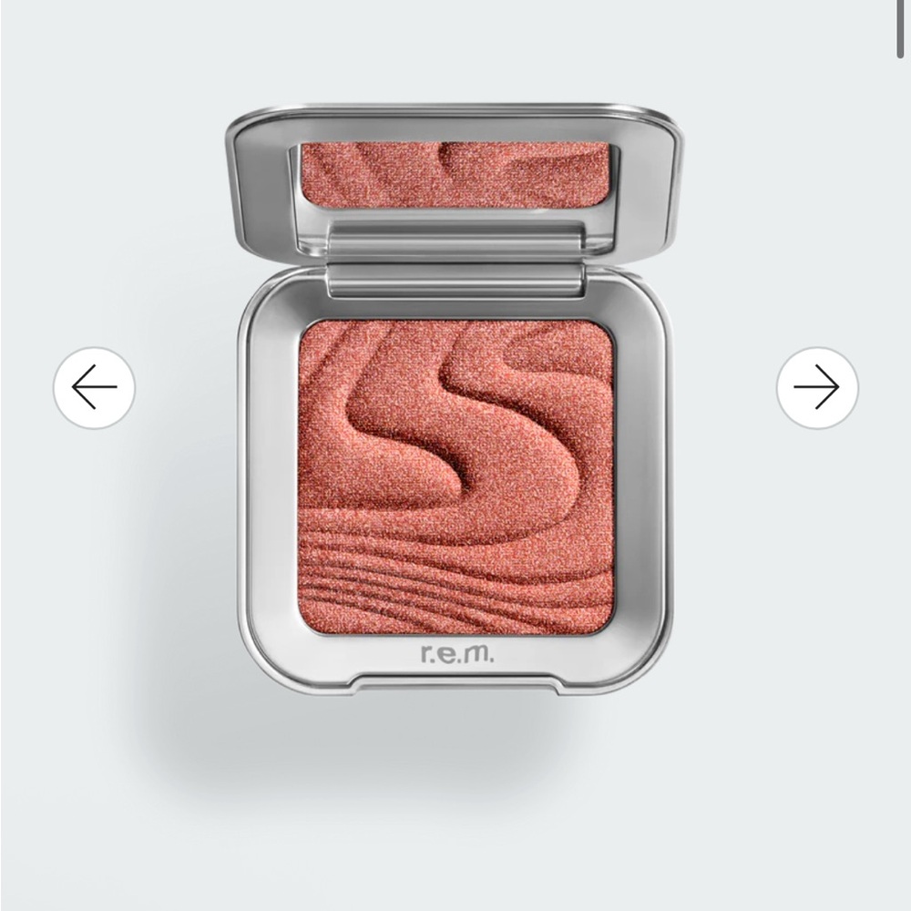 r.e.m. Beauty Metallic highlighter topper Ms Jupiter